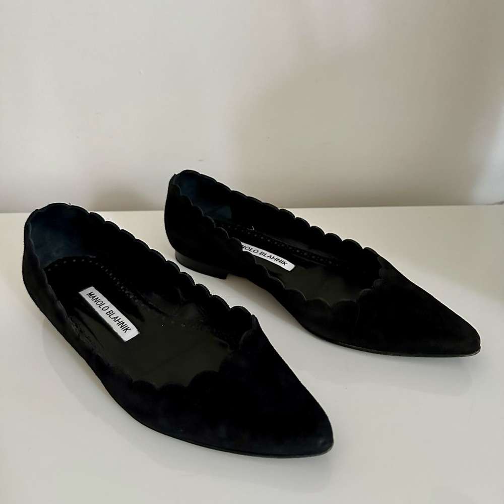 Manolo Blahnik Srila Flat Black Suede Scallop Pointed Toe Quiet Luxury Size 6 36